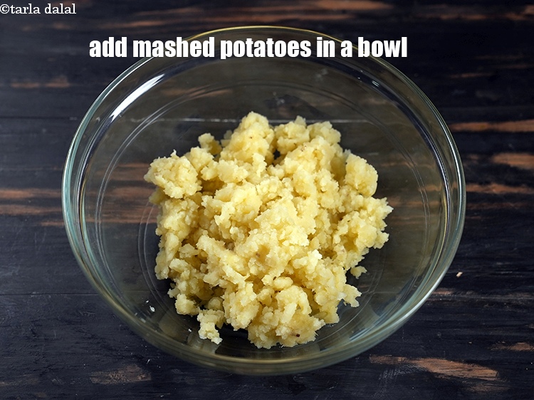 Step 3 – In a deep bowl, add 1 cup boiled and mashed potatoes.