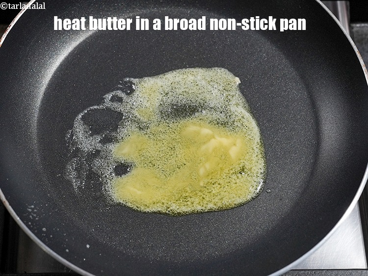 स्टेप 9 – एक चौड़े नॉन-स्टिक पैन में २ टी-स्पून&nbsp;<a href=""https://www.tarladalal.com/glossary-butter-makhan-hindi-233i"">मक्ख़न</a>&nbsp;गरम करें।