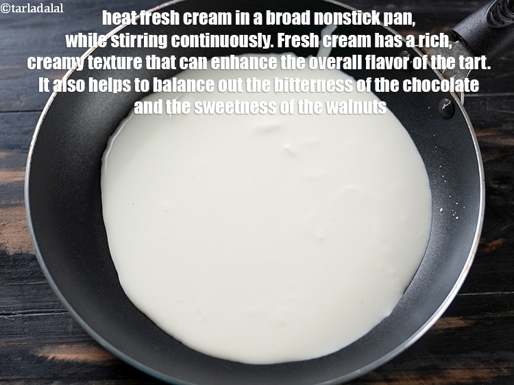 स्टेप 11 – एक चौड़े नॉनस्टिक पैन में&nbsp;३/४ कप&nbsp;<a href=""https://www.tarladalal.com/glossary-fresh-cream-hindi-1877i"">ताजी क्रीम</a>&nbsp;लगातार हिलाते हुए …