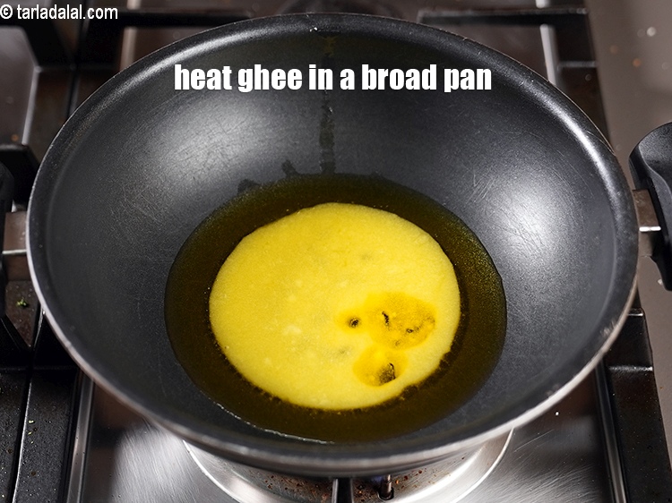 स्टेप 3 – <strong>मैंगो शीरा</strong>&nbsp;बनाने के लिए&nbsp;एक चौड़े नॉन-स्टिक पैन में&nbsp;१/२ कप&nbsp;<a href=""https://www.tarladalal.com/glossary-ghee-hindi-245i"">घी</a>&nbsp;गरम …