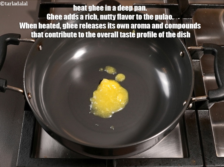 स्टेप 28 – मसालों और मेवों को तलने के लिए घी का इस्तेमाल …