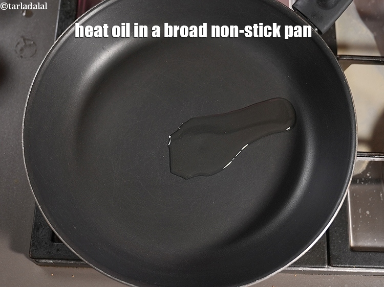 Step 3 – To make <strong>mushroom schezwan wrap recipe&nbsp;|&nbsp;healthy mushroom schezuan roll&nbsp;|&nbsp;mushroom schezwan frankie&nbsp;|</strong> heat 2 tsp <a …