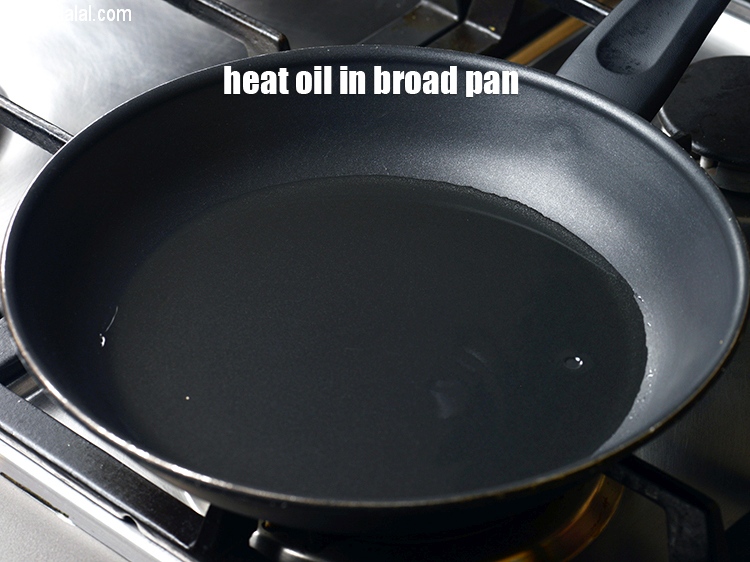 Step 3 – To make<strong> chilli garlic paneer</strong>, heat 2 tbsp oil in a broad non-stick pan.