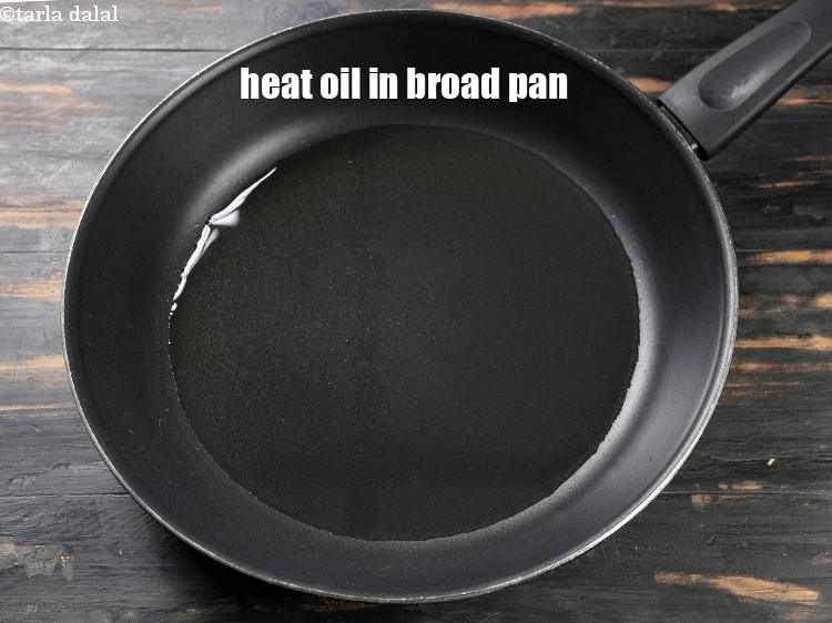 Step 7 – To make <strong>lehsuni palak paneer</strong>, heat 1 tbsp oil in broad pan.