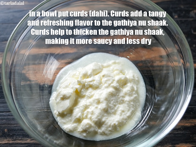 स्टेप 3 – एक कटोरे में 3/4 कप दही डालें। दही गाठिया नु …