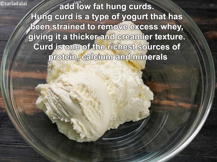 स्टेप 3 – एक गहरे कटोरे में, १ कप&nbsp;<a href=""https://www.tarladalal.com/glossary-hung-low-fat-curd-low-fat-chakka-dahi-hindi-2294i"">कम वसा वाला चक्का …