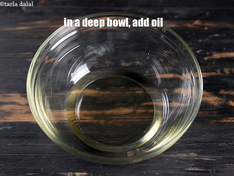 स्टेप 3 – <strong>अयंगर बेकरी स्टाइल रवा केक</strong>&nbsp;बनाने के लिए&nbsp;एक गहरे बाउल में&nbsp;१/३ …