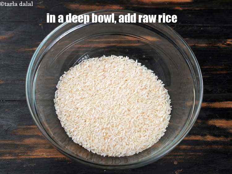 Step 3 – To make <strong>benne dosa</strong>, in a deep bowl, add 1 cup raw rice.