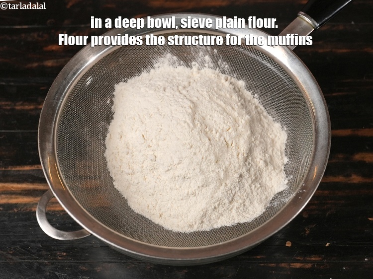 स्टेप 3 – <strong>डबल चॉकलेट चिप मफिन रेसिपी</strong>&nbsp;बनाने के लिए&nbsp;, एक गहरे कटोरे …