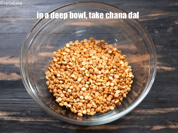 स्टेप 3 – <strong>मसाला चना दाल</strong>&nbsp;बनाने के लिए&nbsp;, एक गहरे कटोरे में १ …