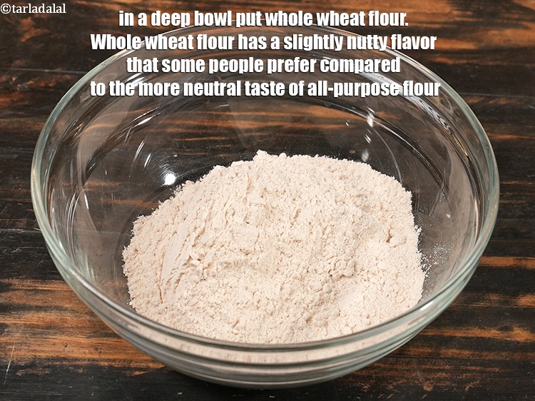 स्टेप 3 – एक गहरे कटोरे में&nbsp;१ कप&nbsp;<a href=""https://www.tarladalal.com/glossary-whole-wheat-flour-gehun-ka-atta-gehun-ka-aata-hindi-429i"">गेहूं का आटा</a>&nbsp;डालें ।&nbsp;&nbsp;गेहूं के …