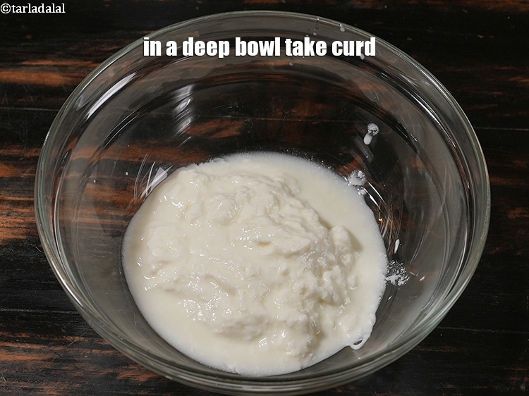 स्टेप 2 – <strong>मैसूर बोंडा</strong> का घोल बनाने के लिए, एक गहरे बाउल …