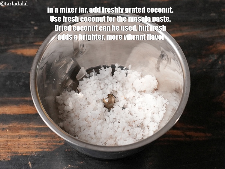 स्टेप 3 – मिक्सर जार में&nbsp;१/२ कप&nbsp;ताजा&nbsp;<a href=""https://www.tarladalal.com/glossary-grated-coconut-hindi-852i"">कसा हुआ नारियल</a>&nbsp;डालें । मसाला पेस्ट …