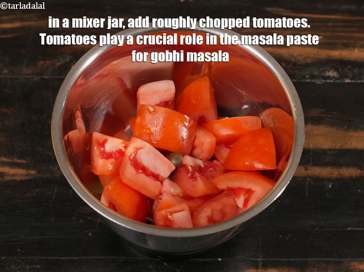 स्टेप 3 – मिक्सर जार में १/२ कप&nbsp;<a href=""https://www.tarladalal.com/glossary-chopped-tomatoes-hindi-779i"">मोटे कटे टमाटर</a>&nbsp;डालें। गोभी मसाला …