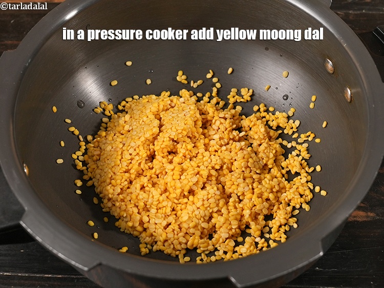 स्टेप 3 – <strong>तुरई मूंग दाल रेसिपी&nbsp;|&nbsp;हेल्दी तुरई मूंग दाल&nbsp;|&nbsp;तुरिया मग नी दाल&nbsp;|&nbsp;तुरई …