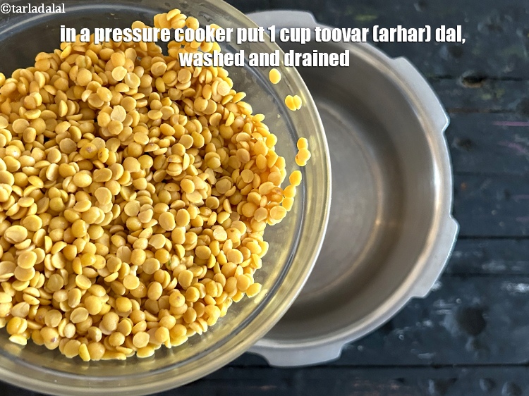 स्टेप 3 – एक प्रेशर कुकर में&nbsp;१ कप&nbsp;<a href=""https://www.tarladalal.com/glossary-toovar-dal-arhar-dal-toor-dal-split-pigeon-peas-tur-dal-hindi-955i"">तुवर दाल</a> डालें।