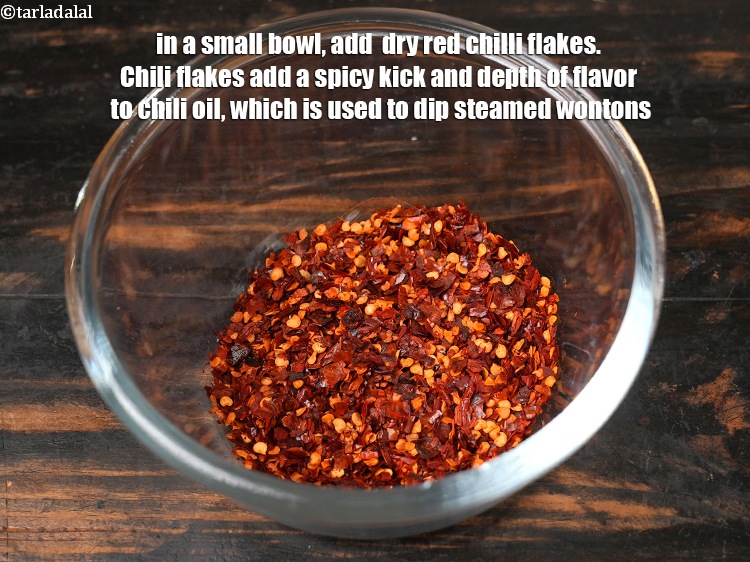 स्टेप 3 – एक छोटे कटोरे में २ टेबल-स्पून&nbsp;<a href=""https://www.tarladalal.com/glossary-dry-red-chilli-flakes-paprika-hindi-338i"">सूखी लाल मिर्च के …