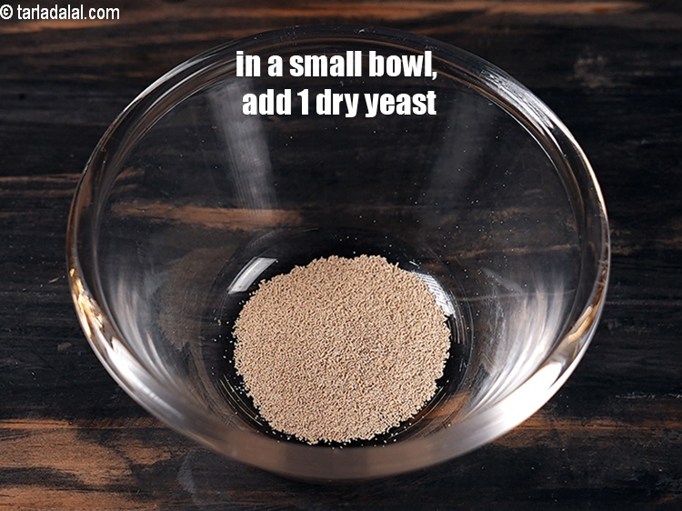 स्टेप 3 – <strong>सोया मेथी लहसुन नान</strong>&nbsp;बनाने के लिए&nbsp;एक छोटे कटोरे में १/२ …