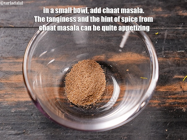 स्टेप 3 – एक छोटे कटोरे में, १/२ टी-स्पून&nbsp;<a href=""https://www.tarladalal.com/glossary-chaat-masala-hindi-300i"">चाट मसाला</a>&nbsp;डालें। चाट मसाले …