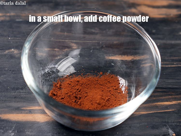 स्टेप 3 – <strong>कॉफी फ्रैपी </strong>बनाने के लिए एक छोटे बाउल में 1 …