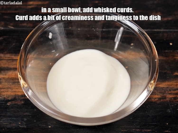 स्टेप 3 – एक छोटे कटोरे में १/४ कप&nbsp;<a href=""https://www.tarladalal.com/glossary-whisked-curds-hindi-2096i"">फेंटा हुआ दही</a>&nbsp;डालें। दही …