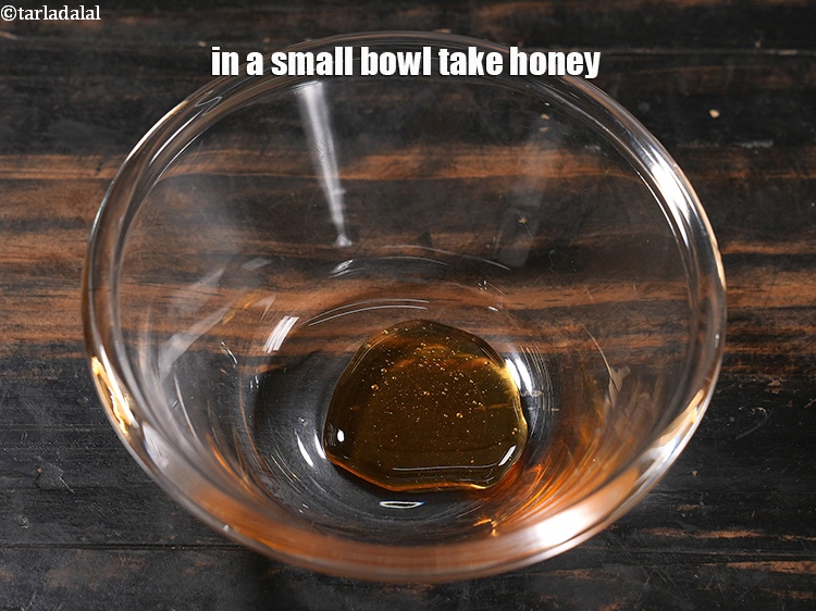 स्टेप 7 – <strong>ककड़ी टमाटर एवोकाडो सलाद</strong> के लिए ड्रेसिंग बनाने के लिए, …