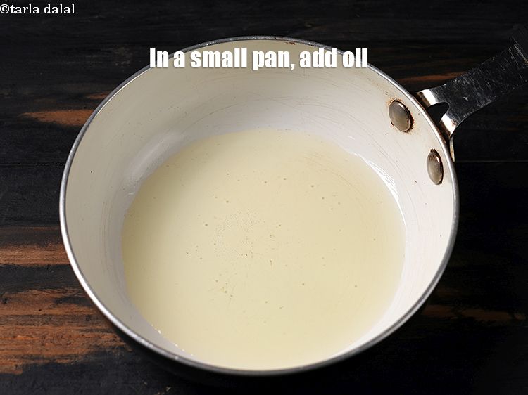 स्टेप 3 – एक छोटे पैन में १ टेबल-स्पून तेल डालें।