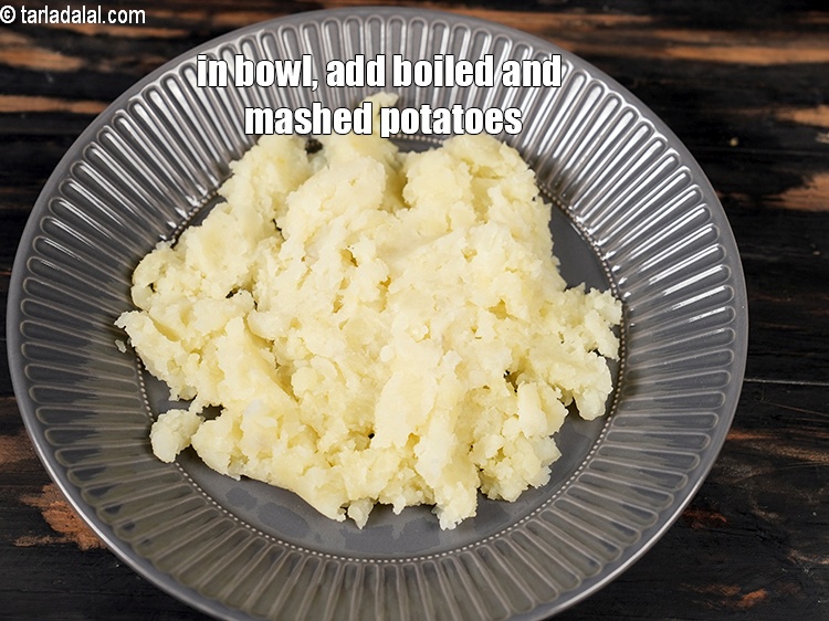 Step 3 – In a deep bowl, add 2&frac12; cups boiled and mashed potatoes.