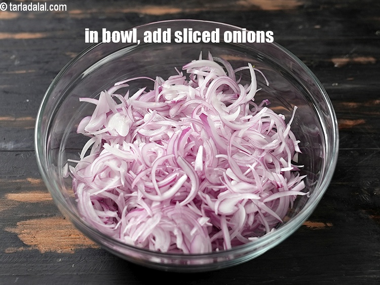 Step 3 – To make <strong>onion bread bhajia</strong>, in a deep bowl, 3 cups thinly sliced onions.