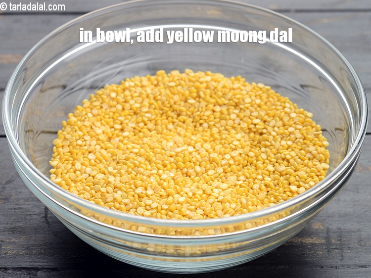 स्टेप 3 – एक गहरे बाउल में&nbsp; १ कप&nbsp;<a href=""https://www.tarladalal.com/glossary-yellow-moong-dal-split-yellow-gram-peeli-moong-dal-hindi-488i"">पीली मूंग दाल</a>&nbsp;<span style=""font-size:11.0pt""><span …