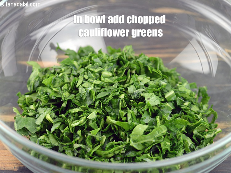 स्टेप 3 – एक गहरे कटोरे में १ कप&nbsp;बारीक&nbsp;<a href=""https://www.tarladalal.com/glossary-chopped-cauliflower-greens-hindi-2267i"">कटे हुए फूलगोभी के …