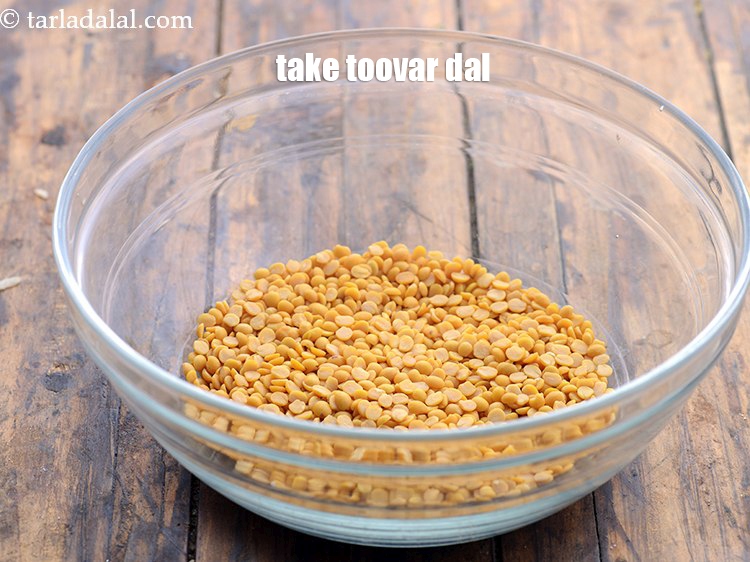 स्टेप 3 – <strong>सहजन दाल</strong>&nbsp;बनाने के लिए&nbsp;एक कटोरे में&nbsp;१ कप&nbsp;<a href=""https://www.tarladalal.com/glossary-toovar-dal-arhar-dal-toor-dal-split-pigeon-peas-tur-dal-hindi-955i"">तुवर (अरहर) दाल</a>&nbsp;&nbsp;लें।