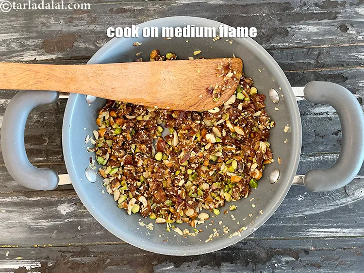 स्टेप 14 – मध्यम आंच पर 2 मिनट तक पकाएं&nbsp;।खजूरों को तोड़ने के …