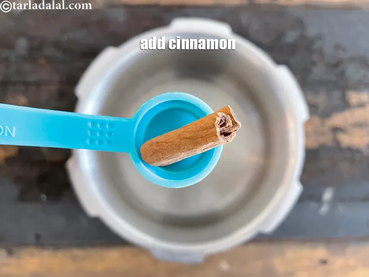 स्टेप 21 – २५ मिलीमीटर (1&quot;) <a href=""https://www.tarladalal.com/glossary-cinnamon-dalchini-hindi-346i"">दालचीनी</a> का टुकड़ा डालें।