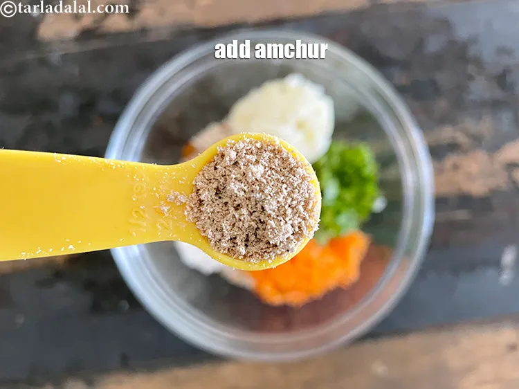 स्टेप 23 – १ टी-स्पून&nbsp;<a href=""https://www.tarladalal.com/glossary-dried-mango-powder-amchur-powder-hindi-148i"">अमचूर पाउडर</a>&nbsp;डालें&nbsp;।