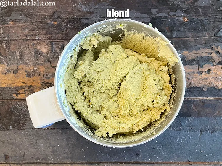 स्टेप 13 – बिना पानी का प्रयोग किए एक दरदरा मिश्रण बना लें।