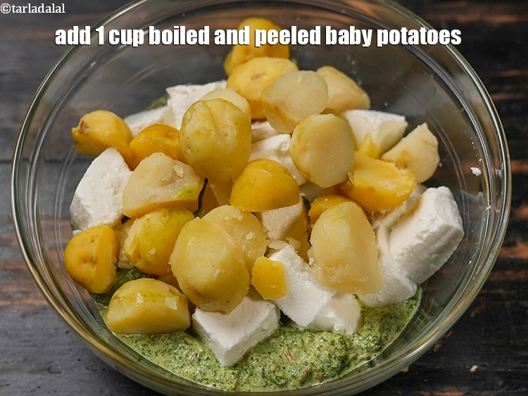 स्टेप 16 – १ कप&nbsp;<a href=""https://www.tarladalal.com/glossary-boiled-and-peeled-baby-potatoes-hindi-2222i"">उबले और छिले हुए छोटे आलू</a>&nbsp;डालें, जिन्हें आधे …