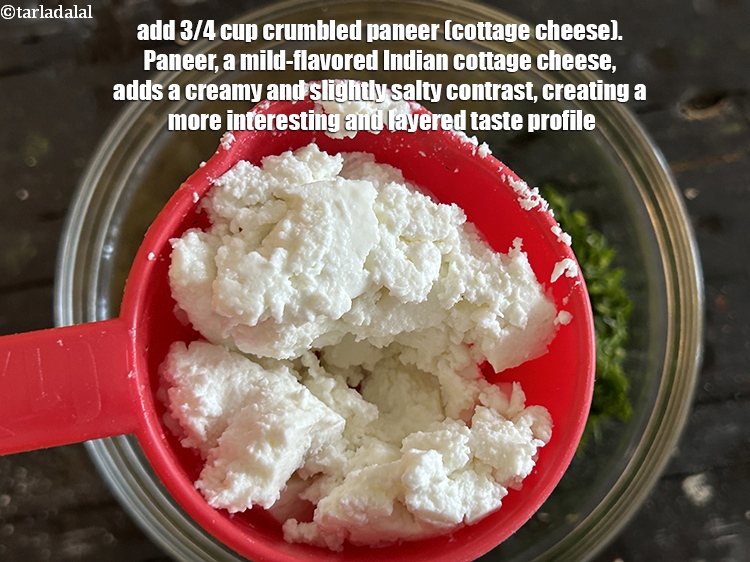 स्टेप 15 – ३/४ कप&nbsp;<a href=""https://www.tarladalal.com/glossary-crumbled-paneer-hindi-997i"">चुरा किया हुआ पनीर</a>&nbsp;डालें। पनीर, एक हल्का-स्वाद वाला …
