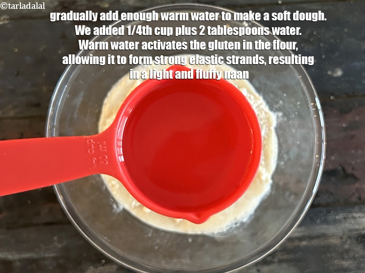 स्टेप 46 – धीरे-धीरे पर्याप्त मात्रा में गुनगुना पानी डालें ताकि नरम आटा …