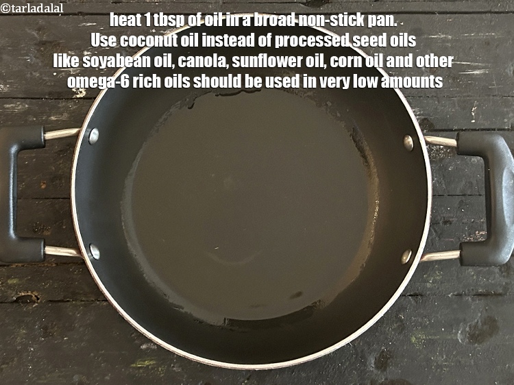 स्टेप 31 – एक चौड़े नॉन-स्टिक पैन में १ टेबल-स्पून&nbsp;<a href=""https://www.tarladalal.com/glossary-coconut-oil-nariyal-ka-tel-hindi-1186i"">नारियल का तेल</a>&nbsp;या&nbsp;<a …