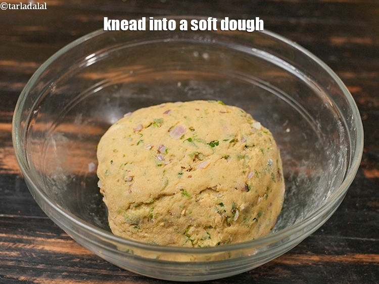 स्टेप 12 – नरम आटा गूंथ लें।