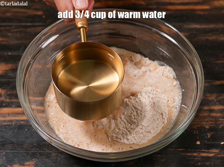 स्टेप 12 – 3/4 कप गर्म पानी डालें।