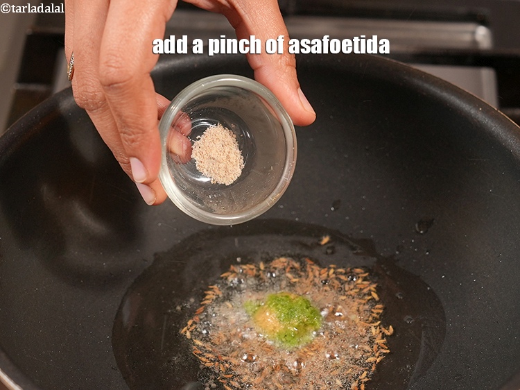 स्टेप 12 – <p>एक चुटकी&nbsp;<a href="">हींग</a>&nbsp;डालें।&nbsp;&nbsp;</p>