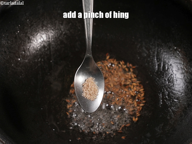 स्टेप 12 – एक चुटकी हिंग डालें।