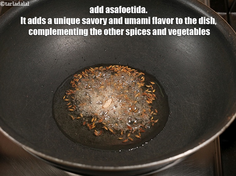 स्टेप 12 – एक चुटकी&nbsp;<a href=""https://www.tarladalal.com/glossary-asafoetida-hing-hindi-113i"">हींग</a>&nbsp;डालें। यह डिश में एक अनोखा नमकीन और …