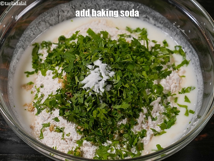 स्टेप 11 – बेकिंग सोडा डालें। <strong>मैसूर बोंडा</strong> को मुलायम और हल्का बनाने …