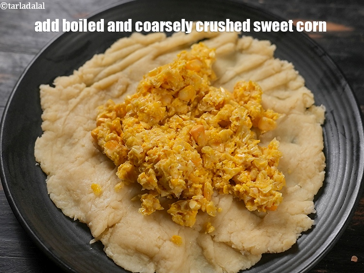 स्टेप 12 – ठंडा होने पर इसमें १ कप&nbsp;<a href=""https://www.tarladalal.com/glossary-boiled-and-crushed-sweet-corn-kernels-hindi-1930i"">उबले और मोटे तौर …