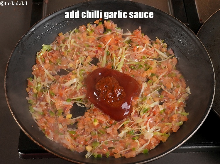 स्टेप 17 – चिली गार्लिक सॉस डालें। चिली गार्लिक सॉस को स्टेप बाई …
