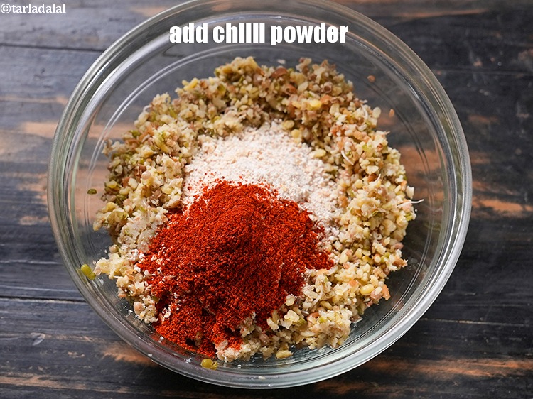 स्टेप 12 – ३/४ टी-स्पून&nbsp;<a href=""https://www.tarladalal.com/glossary-chilli-powder-red-chilli-powder-hindi-339i"">मिर्च पाउडर</a>&nbsp;डालें।&nbsp;