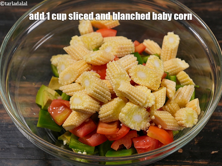 स्टेप 16 – स्लाईस्ड और हल्के उबाले हुए बेबी कॉर्न डालें।